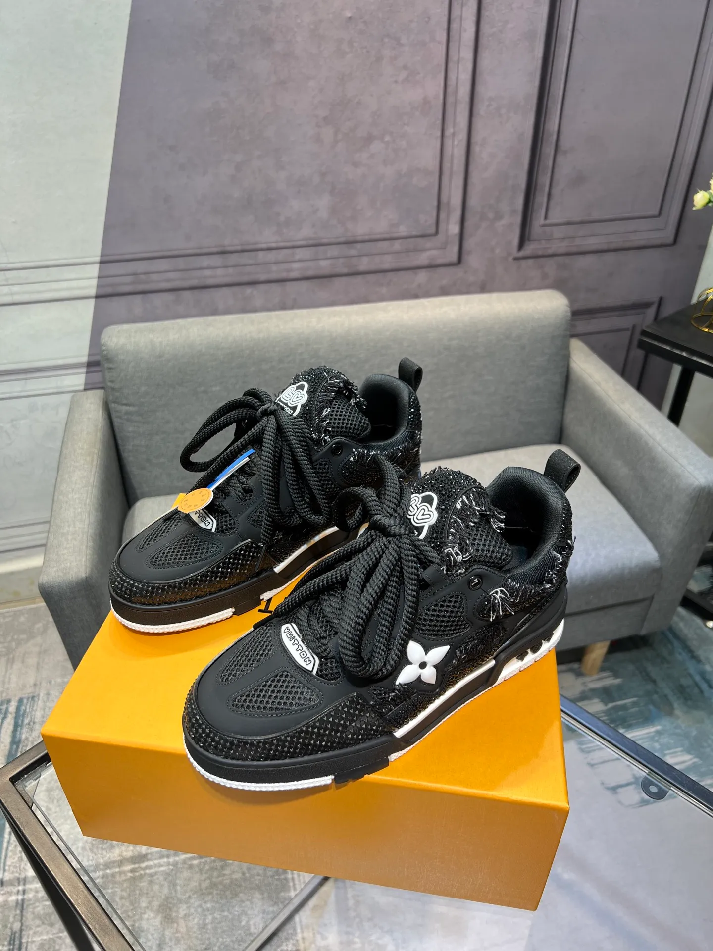 Men's men's shoes💰840 LV top version Jigglypuff new model Purchasing quality LV~Louis Vuitton LV TRAINER's best-looking sneakers, Donkey Brand strongly recommends new products, official website limited edition retro basketball sneakers! Both high-top and low-top models spent money to purchase 1:1 accurate reproductions of the originals. The details are invincible and full of sincerity. The imported custom-made original cowhide leather is the same as the original package. The details are 100% restored. The private model customizes the original one-piece TPU outsole. It is different from other brands. Without the original version, this effect cannot be achieved!                Men's and women's models 35-40 39-45 (46 is custom-made and cannot be returned or exchanged)